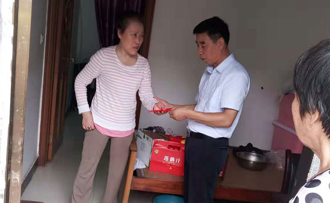 香蕉视频911公司慰问安宜社区少数民族困难户